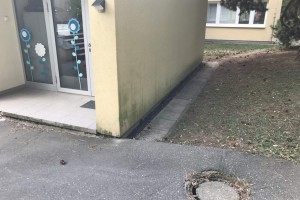 Odstranění řas z fasády mateřské školky
