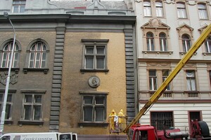 Strojové čištění fasády činžovního domu