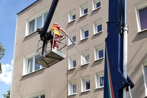 Mytí fasády z plošiny