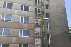 Mytí fasády paneláku PŘED