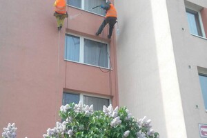 Čištění fasády z plošiny