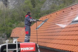 Mytí střechy rodinného domu