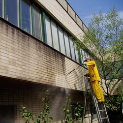 Vysokotlak&eacute; či&scaron;těn&iacute; fas&aacute;dy wapkou