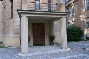 Oprava a nátěr vchodu PŘED