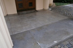 Vyčištění žulové podesty