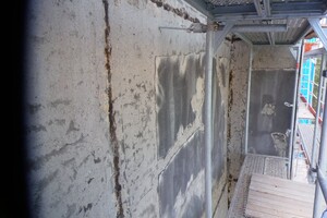 Čištění fasády výškového panelového domu