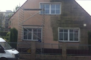 Čištění fasády rodinného domu od řas